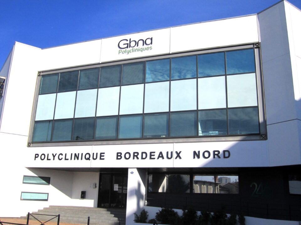 polyclinique-bordeaux-nord-batiment-moderne-facade-vitree