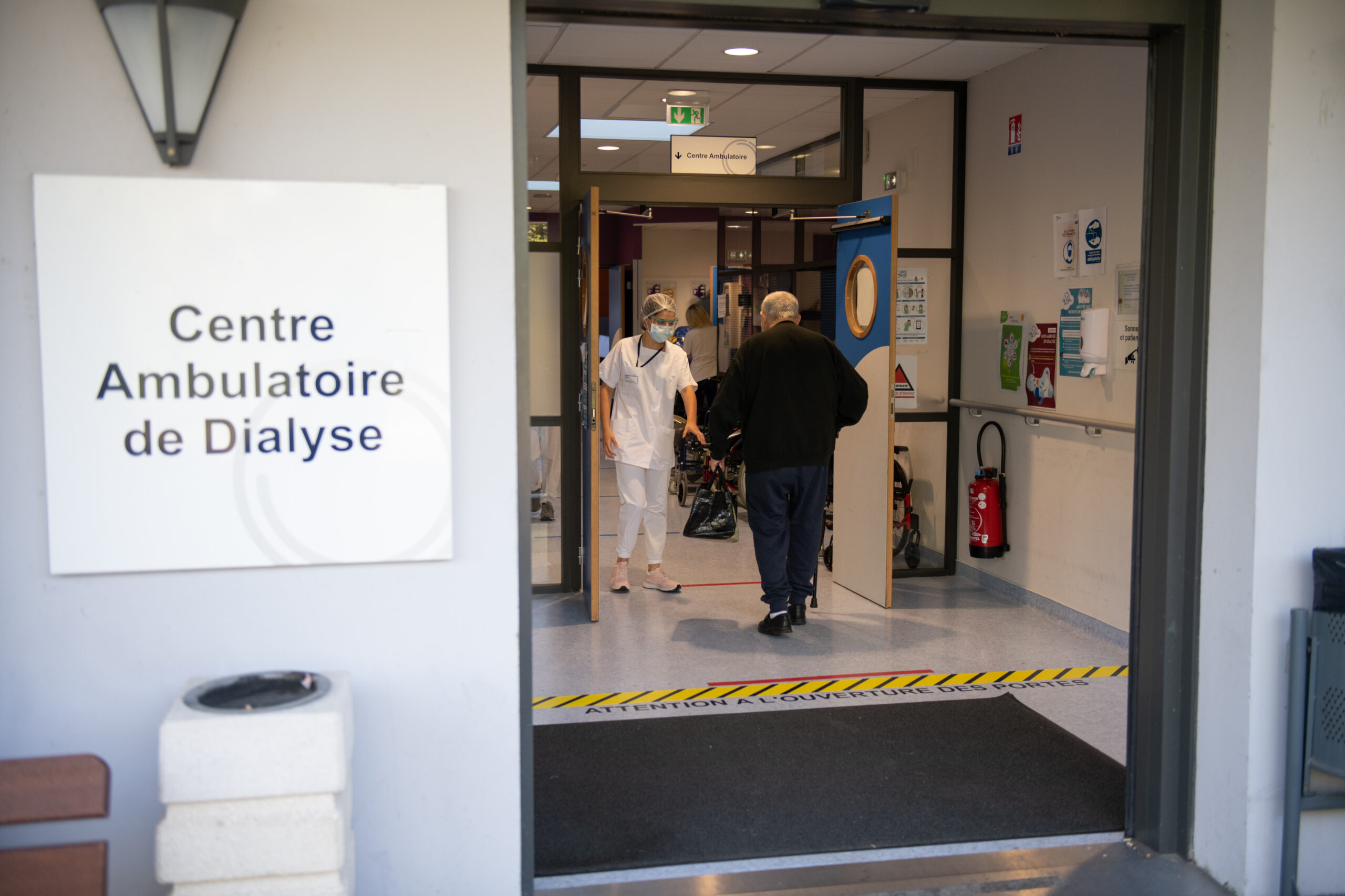 entree-centre-ambulatoire-dialyse-personnes-entrant