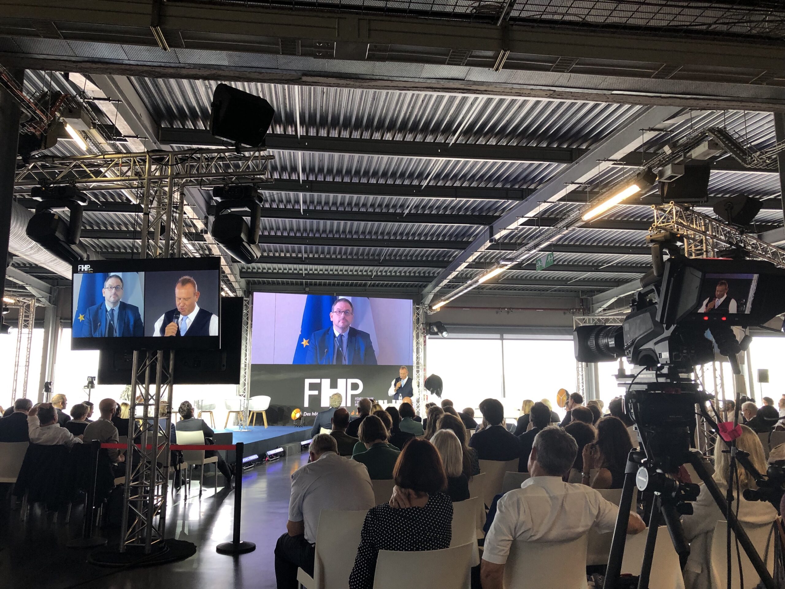 conference-professionnelle-avec-orateurs-et-grand-public-en-salle-industrielle