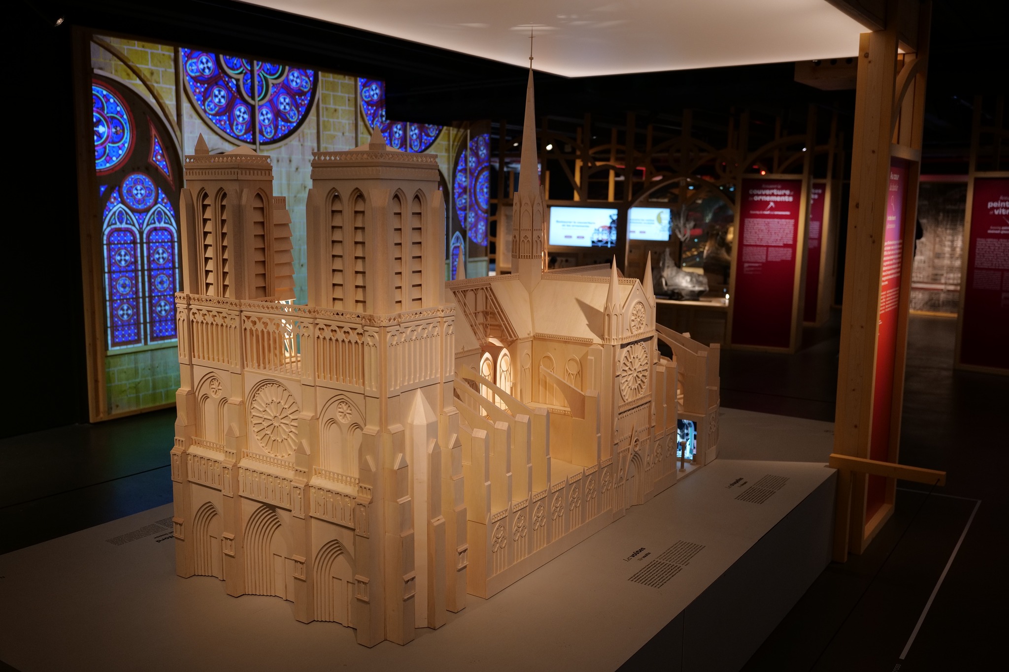 maquette-bois-cathedrale-dans-musee-exposition-stained-glass-fenetre-fond