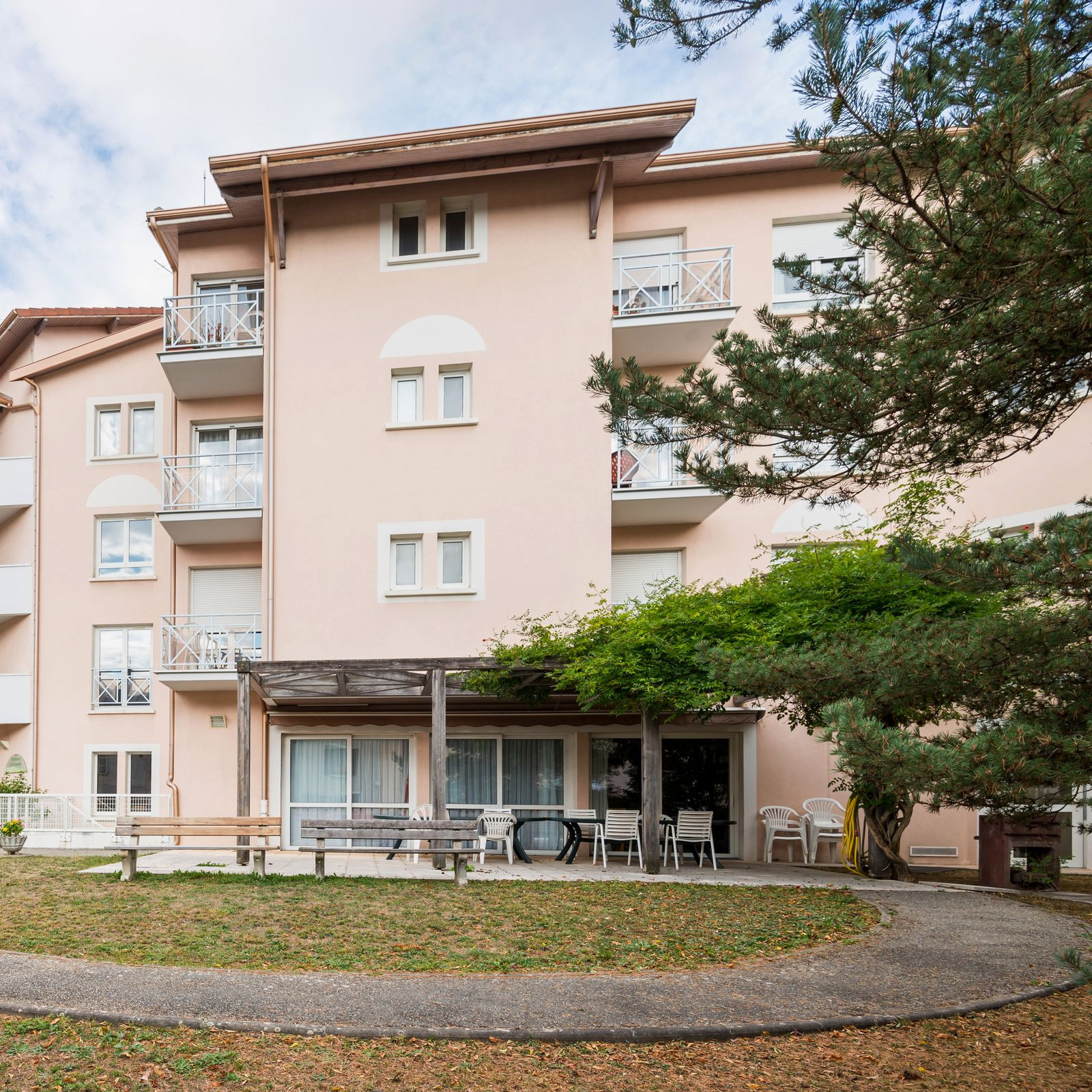 immeuble-residentiel-avec-balcons-et-espace-vert