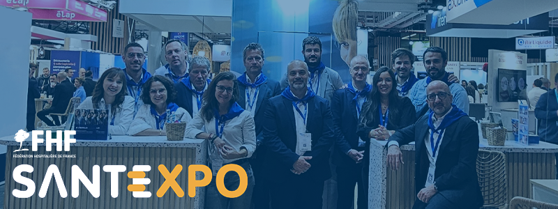 participants-au-salon-santexpo-2023-avec-echarpes-bleues-et-stand-de-exposition